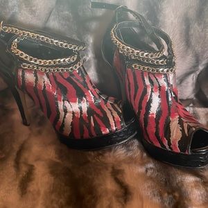 Hot dollhouse peep toe booties with chain detail. Re/black/metallic print.